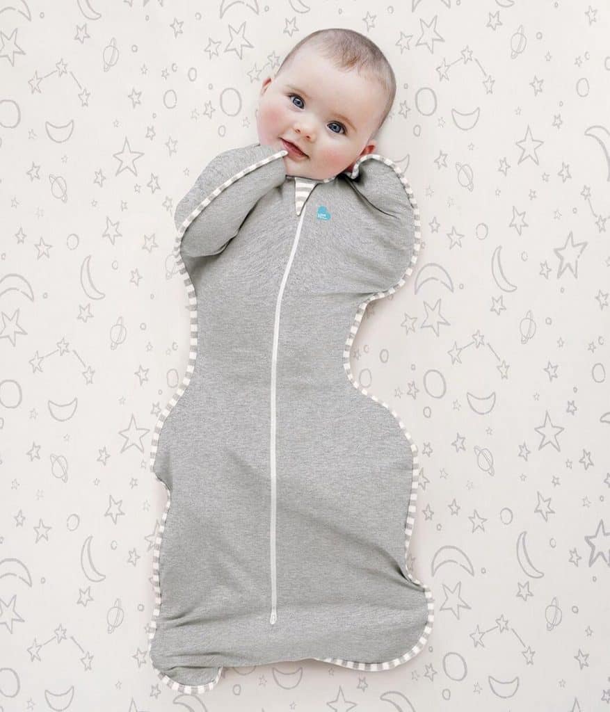 une gigoteuse d'emmaillotage où les mains sont près de la tête qui donne la possiblité à bébé de bouger plus facilement.