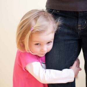 Je verlegen kind helpen: 10 liefdevolle tips die écht werken