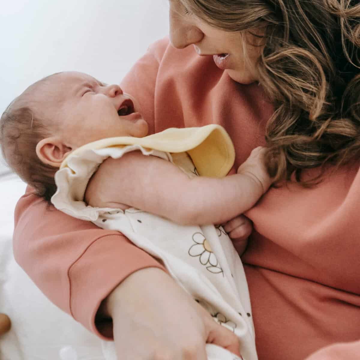 Mag je je baby laten huilen? Ontdek de feiten en fabels over huilen