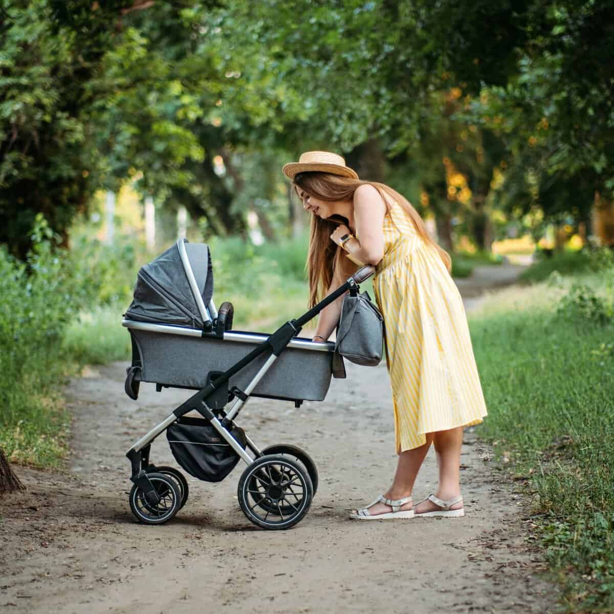 Baby slaapt alleen tijdens het wandelen
