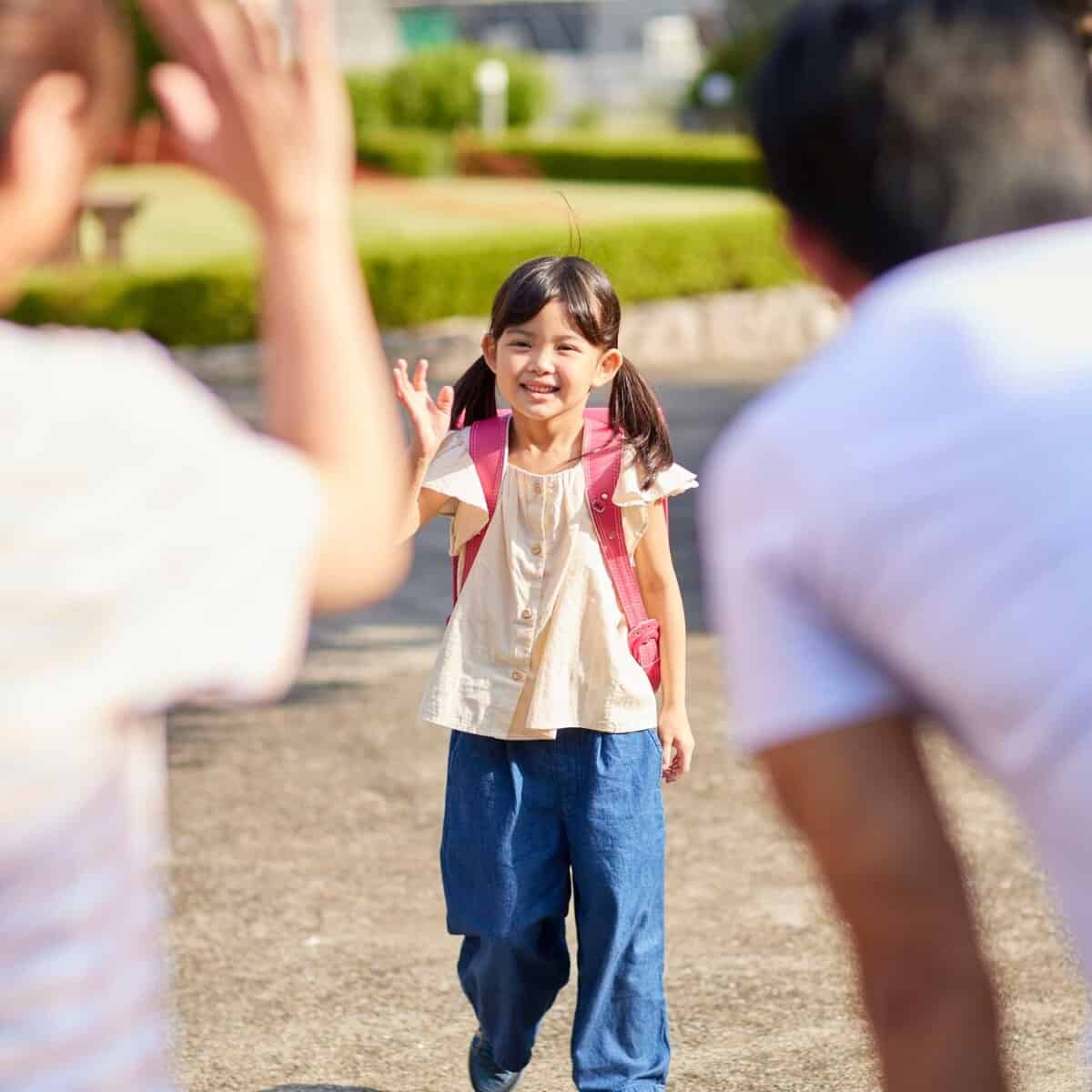 Afscheid aan de schoolpoort: 5 tips om de eerste schooldag zonder tranen te starten